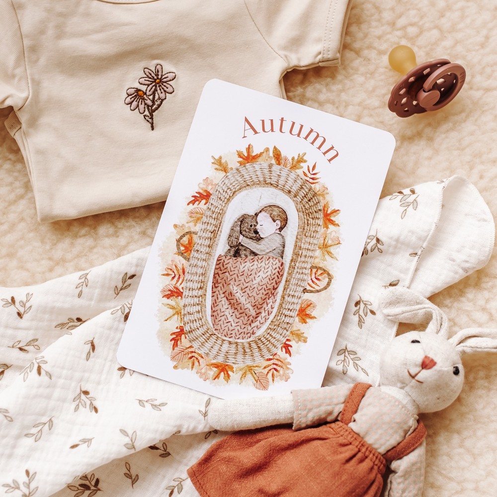 Geboortekaartje Autumn - herfst baby (bruin) rotan mandje tussen herfstbladeren