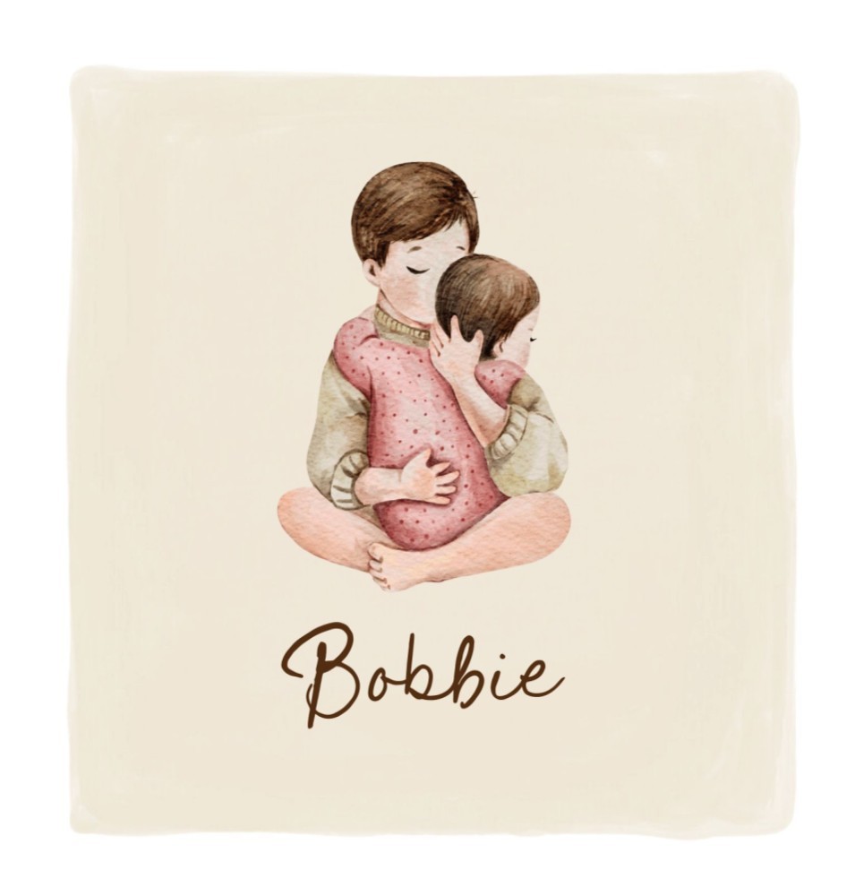 Geboortekaartje Bobbie - grote broer donker haar knuffelend baby meisje zusje donker haar