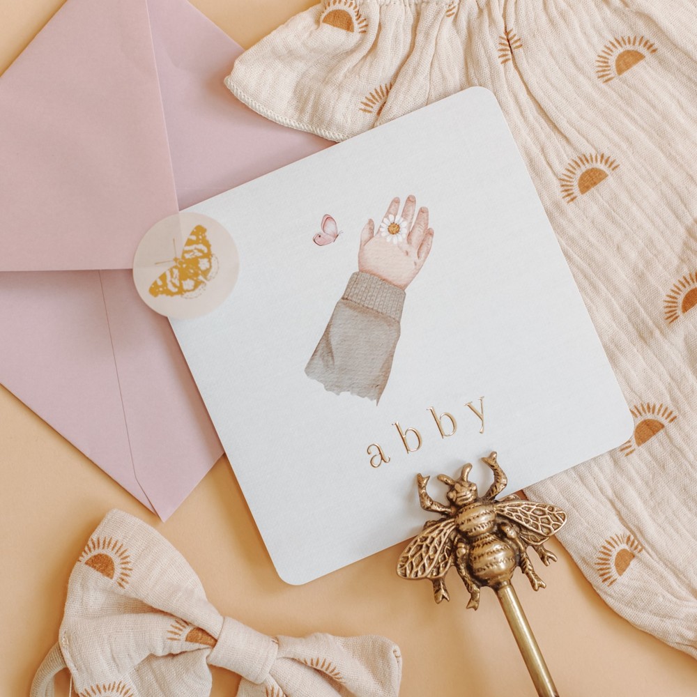 Geboortekaartje Abby - meisje baby handje met madelief