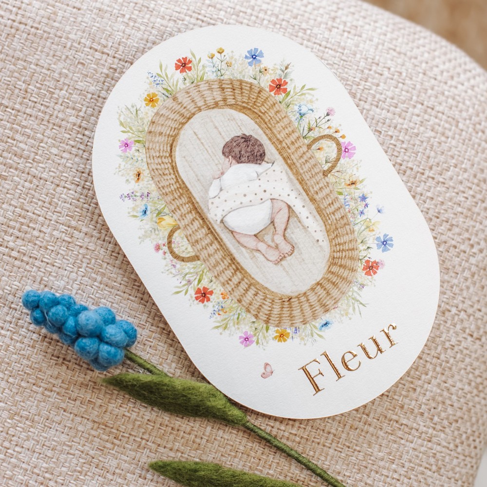 Geboortekaartje Fleur - rotan mandje en baby tussen bloemen (ovaal)