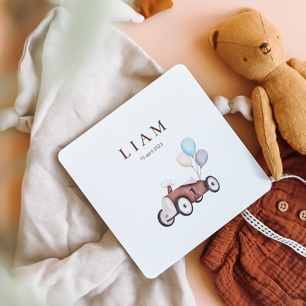 Geboortekaartje Liam - met stoer, bruin racewagentje