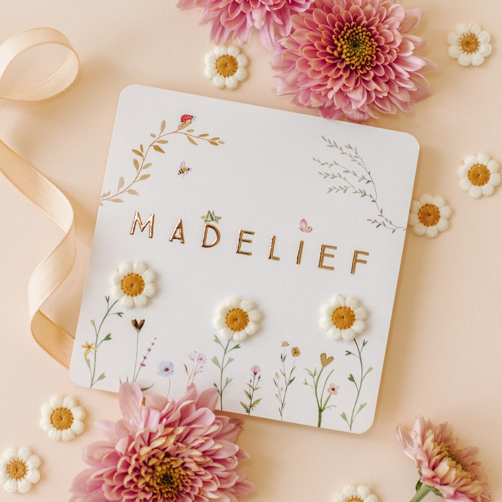 Geboortekaartje Madelief - lente meisje met stoffen bloemen en goudfolie