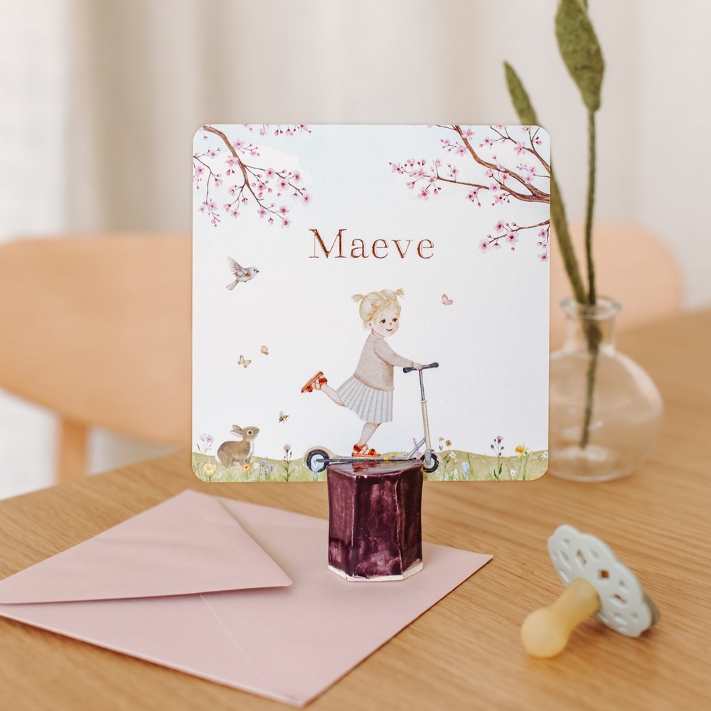 Geboortekaartje Maeve - lente zomer meisje blonde haren op step met bloemen