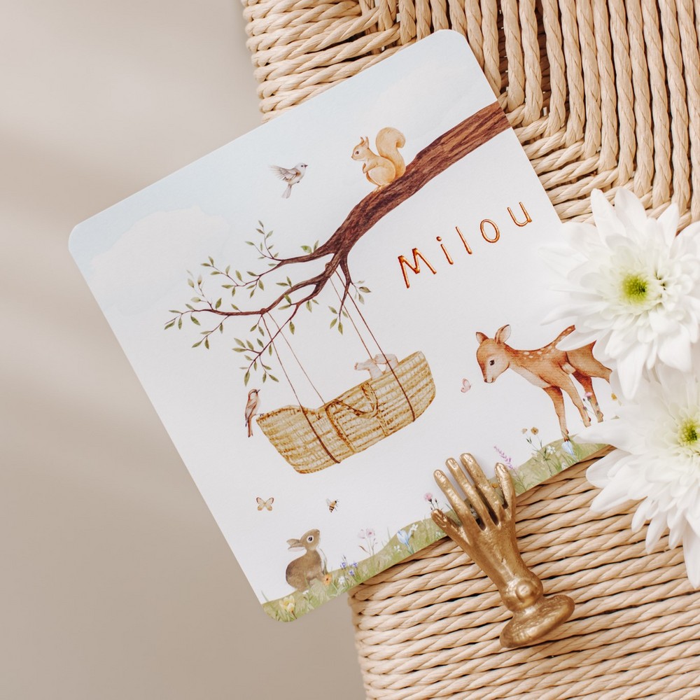 Geboortekaartje Milou - meisje met rotan mandje aan lente tak met bosdieren