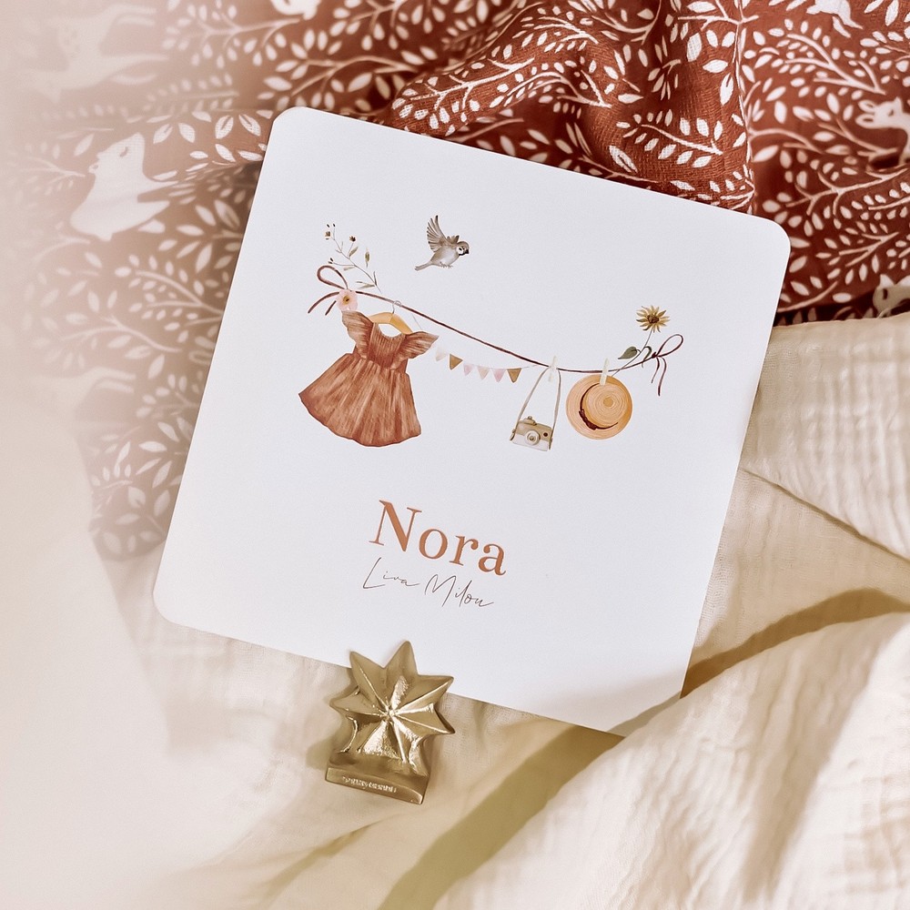 Geboortekaartje Nora - meisje wandrekje met jurkje, zonnehoed en accessoires