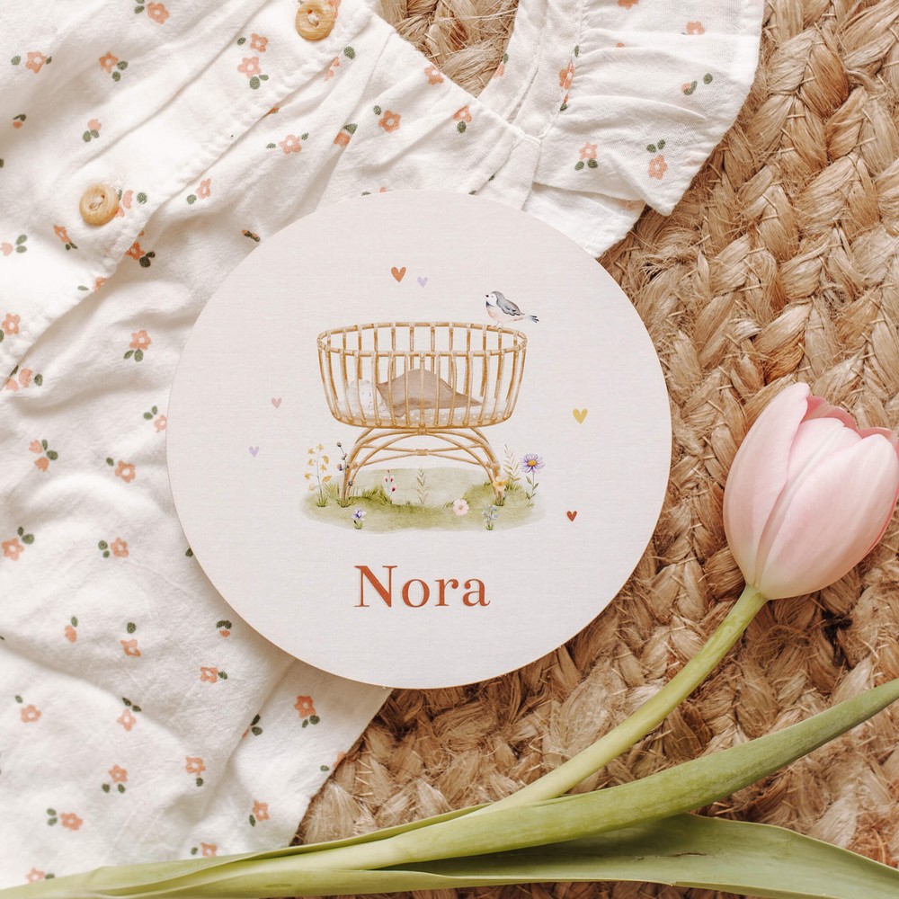 Geboortekaartje Nora - rotan wiegje, veldbloemen en vogeltje