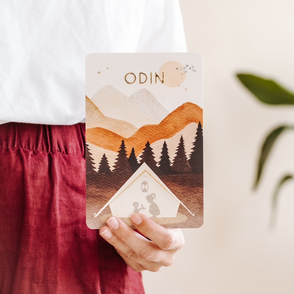 Geboortekaartje Odin - silhouet avontuur broertje in tent met zusje en bergen