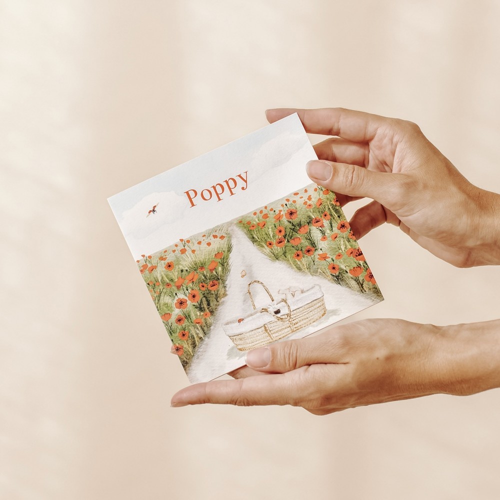 Geboortekaartje Poppy - rotan mandje tussen klaprozen klaprozenveld