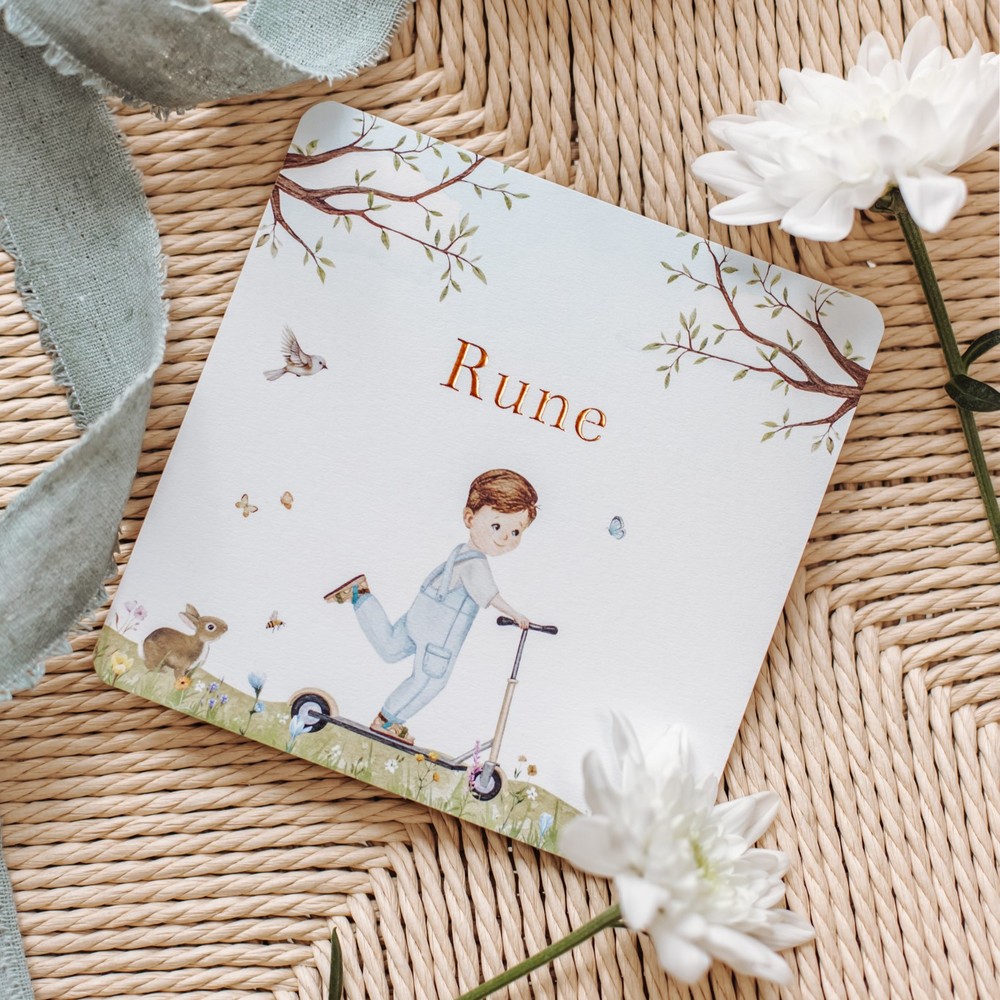 Geboortekaartje Rune -  lente zomer jongen bruine haren op step met bloemen