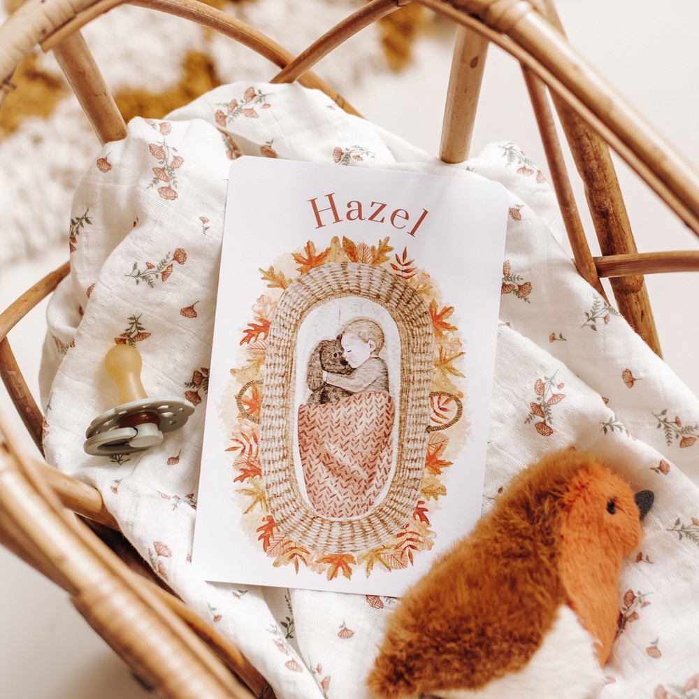 Geboortekaartje Hazel - herfst baby (blond) rotan mandje tussen herfstbladeren