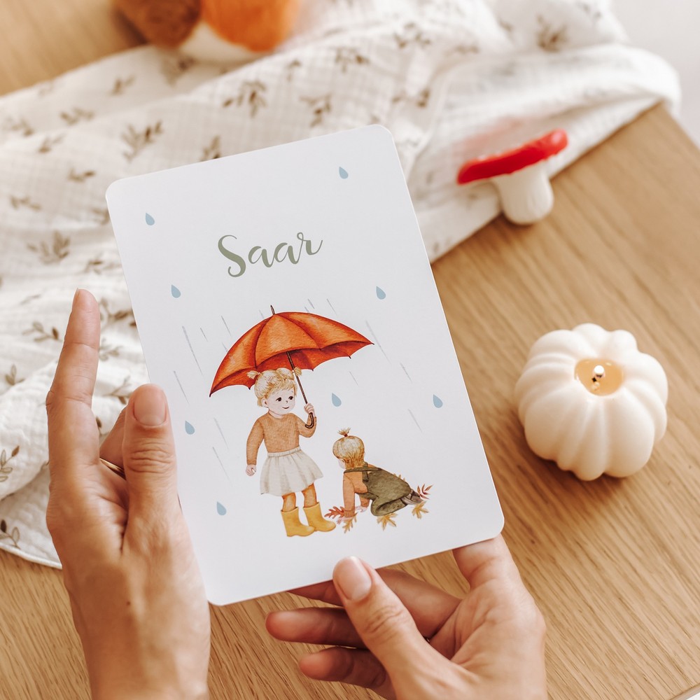 Geboortekaartje Saar - herfst grote zus (blond) paraplu en baby (blond)
